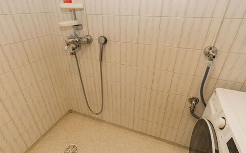 Villa Jumalvik: Pavimentazione, Idraulico Fixture, Bagno, Pavimento, Soffione Doccia, Idraulico, Doccia, Doccia Bar, Piastrella, Pannello Doccia