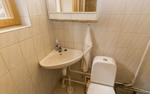 Villa Jumalvik: Toilet Seat, Bagno, Idraulico Fixture, Parete, Pavimentazione, Gabinetto, Pavimento, Lavandino Del Bagno, Lavello, Idraulico