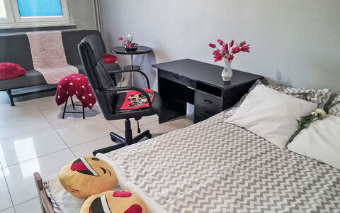 Przy Klifie: Mobilia, Interior Design, Camera Da Letto, Letto, Pavimento, Lenzuolo, Biancheria, Camera, Bedding, Pavimentazione