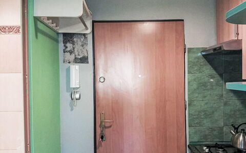 Przy Klifie: Pavimento, Pavimentazione, Camera, Porta, Idraulico Fixture, Idraulico, Color Legno, Rubinetto