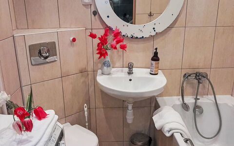Przy Klifie: Lavandino Del Bagno, Idraulico Fixture, Interior Design, Lavello, Mobilia, Pavimento, Rubinetto, Camera, Idraulico, Bagno