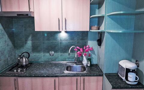 Przy Klifie: Cucina, Elettrodomestico Da Cucina, Controsoffitto, Apparecchio Major, Lavandino Della Cucina, Idraulico Fixture, Cabinetry, Rubinetto, Lavello, Interior Design