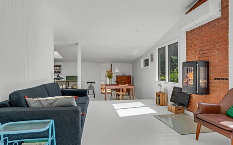 Franki - 1.8Km from the Sea: Mobilia, Pavimentazione, Interior Design, Divano, Parete, Pavimento, Soggiorno, Legna, Soffitto, Camera
