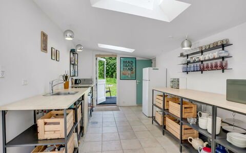 Franki - 1.8Km from the Sea: Interior Design, Cucina, Pavimentazione, Soffitto, Mobilia, Controsoffitto, Pavimento, Illuminazione, Apparecchio Major, Camera