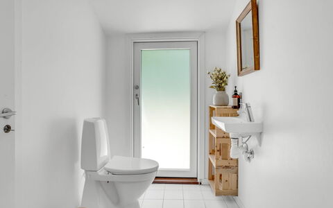 Franki - 1.8Km from the Sea: Pavimentazione, Toilet Seat, Pavimento, Gabinetto, Idraulico Fixture, Bagno, Interior Design, Idraulico, Camera