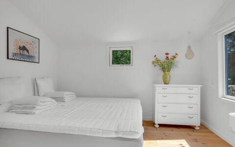 Franki - 1.8Km from the Sea: Mobilia, Letto, Camera Da Letto, Interior Design, Pavimento, Pavimentazione, Bedding, Soffitto, Lenzuolo, Biancheria