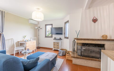 La Terrazza nel Borgo: Mobilia, Interior Design, Pavimentazione, Pavimento, Legna, Camera, Soffitto, Divano, Soggiorno, Tavolo