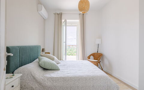 La Terrazza nel Borgo: Mobilia, Letto, Interior Design, Camera Da Letto, Bedding, Parete, Lenzuolo, Legna, Biancheria, Pavimento