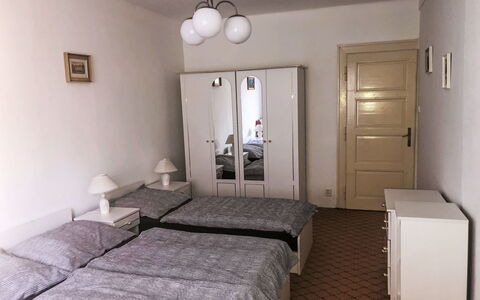 Forestside Villa: Letto, Camera Da Letto, Mobilia, Lenzuolo, Bedding, Pavimento, Pavimentazione, Interior Design, Camera, Telaio Del Letto