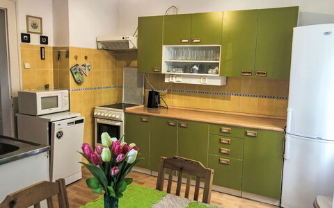 Forestside Villa: Mobilia, Pavimentazione, Cucina, Apparecchio Major, Legna, Elettrodomestico Da Cucina, Cabinetry, Interior Design, Pavimento, Controsoffitto
