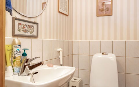 Villa Underberg: Bagno, Idraulico Fixture, Lavandino Del Bagno, Interior Design, Pavimentazione, Lavello, Pavimento, Idraulico, Rubinetto, Camera