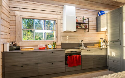 Villa Karmu: Cucina, Pavimentazione, Legna, Controsoffitto, Mobilia, Interior Design, Elettrodomestico Da Cucina, Cabinetry, Apparecchio Major, Pavimento