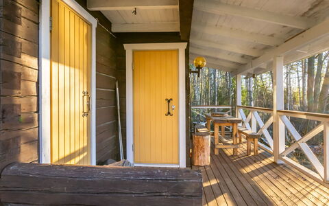 Villa Karmu: Legna, Pavimentazione, Pavimento, Latifoglie, Pavimento In Legno, Color Legno, Plank, Casa, Porta, Portico