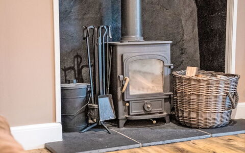 Dalnaglar Cottage: Pavimentazione, Focolare, Mobilia, Pavimento, Stufa A Legna, Pavimento In Legno, Soggiorno, Materiali Naturali, Latifoglie
