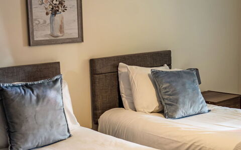 Easter Caiplich: Letto, Bedding, Camera Da Letto, Lenzuolo, Interior Design, Pavimento, Parete, Pavimentazione, Legna, Mobilia