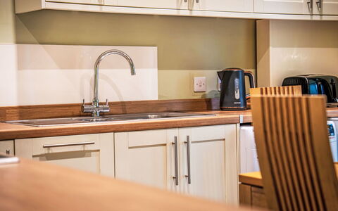 Easter Caiplich: Controsoffitto, Cucina, Pavimentazione, Cabinetry, Interior Design, Legna, Elettrodomestico Da Cucina, Mobilia, Pavimento, Apparecchio Major