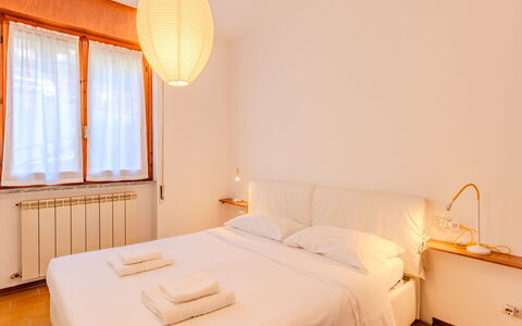 Casa Elena: Parete, Interior Design, Legna, Letto, Camera Da Letto, Lenzuolo, Pavimento, Bedding, Camera, Telaio Del Letto