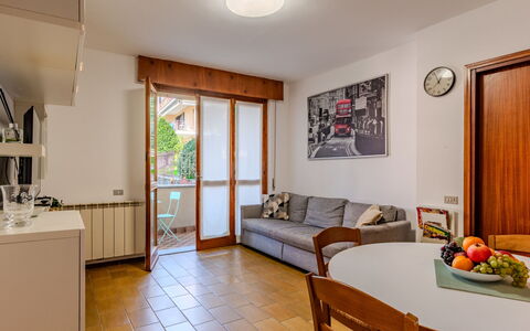 Casa Elena: Interior Design, Appartamento, Pavimentazione, Pavimento, Camera, Soffitto, Color Legno, Latifoglie, Sedia, Soggiorno