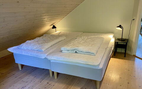 Aman - 100M from the Sea: Legna, Camera Da Letto, Pavimento, Lenzuolo, Tessile, Pavimentazione, Biancheria, Letto, Bedding, Interior Design