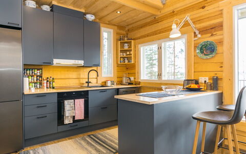 Tuulentupa: Cucina, Elettrodomestico Da Cucina, Controsoffitto, Interior Design, Legna, Pavimentazione, Mobilia, Cabinetry, Apparecchio Major, Soffitto