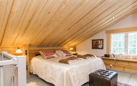 Tuulentupa: Mobilia, Interior Design, Legna, Soffitto, Camera Da Letto, Letto, Pavimentazione, Pavimento, Camera, Attico