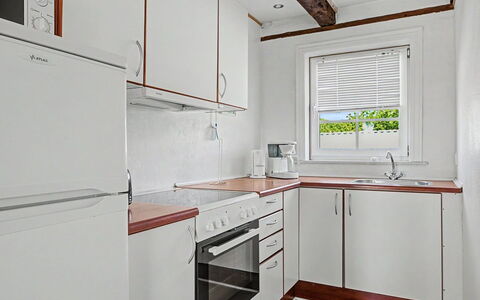 Mynthe - 750M from the Sea: Pavimentazione, Legna, Pavimento, Interior Design, Cucina, Apparecchio Major, Cabinetry, Controsoffitto, Mobilia, Soffitto