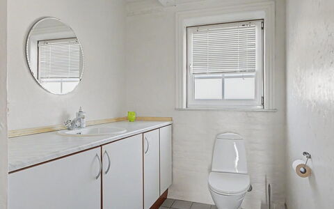 Mynthe - 750M from the Sea: Idraulico Fixture, Bagno, Parete, Pavimentazione, Pavimento, Lavello, Interior Design, Lavandino Del Bagno, Rubinetto, Idraulico
