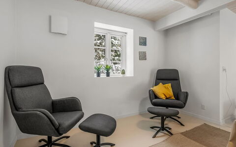Chrissie - 3Km from the Sea: Mobilia, Pavimentazione, Pavimento, Sedia, Interior Design, Soggiorno, Club Chair, Pavimento In Legno, Comfort