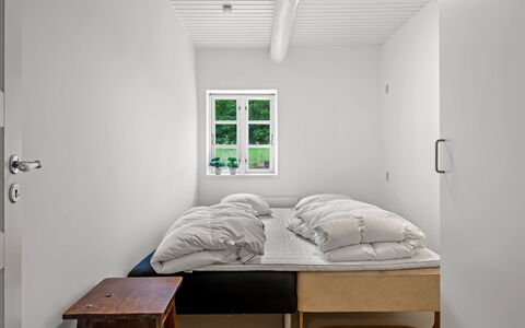 Chrissie - 3Km from the Sea: Letto, Camera Da Letto, Parete, Legna, Mobilia, Pavimento, Interior Design, Pavimentazione, Lenzuolo, Bedding