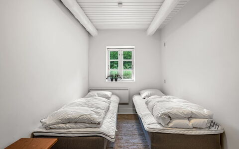 Chrissie - 3Km from the Sea: Camera Da Letto, Letto, Pavimento, Pavimentazione, Bedding, Interior Design, Lenzuolo, Telaio Del Letto, Dormitorio, Soffitto