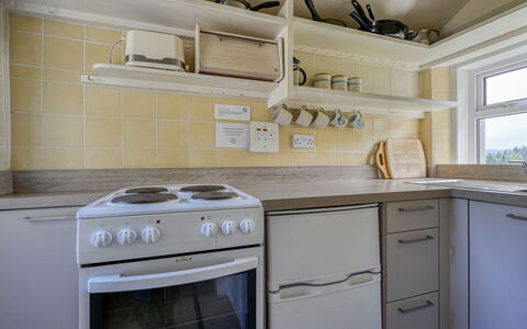 Moalnaceap: Elettrodomestico Da Cucina, Cucina, Controsoffitto, Apparecchio Major, Cabinetry, Lavandino Della Cucina, Elettrodomestico, Legna, Cucina Stufa, Interior Design