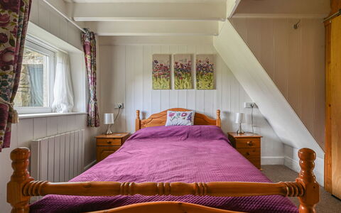 Moalnaceap: Interior Design, Mobilia, Pavimentazione, Camera Da Letto, Pavimento, Legna, Letto, Soffitto, Lenzuolo, Camera