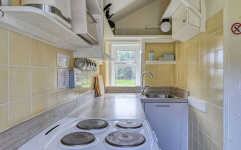 Moalnaceap: Cucina, Apparecchio Major, Pavimentazione, Elettrodomestico Da Cucina, Controsoffitto, Interior Design, Pavimento, Lavandino Della Cucina, Soffitto, Idraulico Fixture