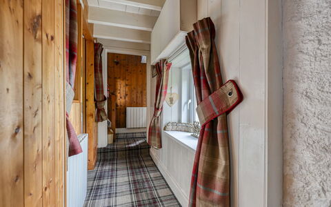 Moalnaceap: Legna, Soffitto, Villetta, Camera, Log Cabin, Latifoglie, Color Legno, Illuminazione Diurna, Lampada, Fascio
