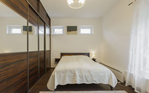 Posha: Pavimentazione, Interior Design, Pavimento, Legna, Soffitto, Letto, Pavimento In Legno, Camera Da Letto, Illuminazione, Mobilia