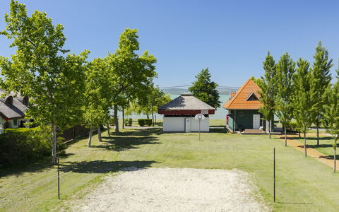Posha: Albero, Erba, Tetto, Plain, Prato, Villetta, Shade, Giardino, Pole