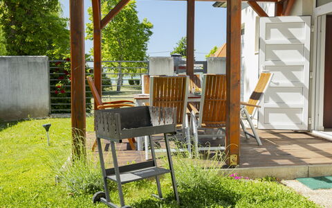 Posha: Legna, Mobilia, Portico, Giardino, Mobili Da Esterno, Shade, Latifoglie, Sedia, Backyard, Color Legno