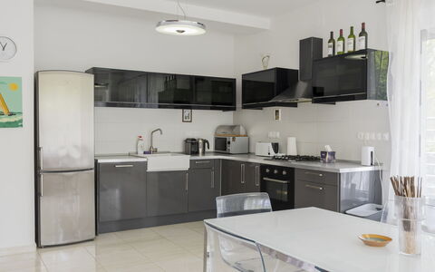 Posha: Mobilia, Elettrodomestico Da Cucina, Cucina, Interior Design, Controsoffitto, Pavimentazione, Apparecchio Major, Cabinetry, Legna, Pavimento