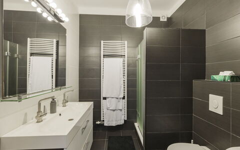 Posha: Bagno, Lavandino Del Bagno, Interior Design, Idraulico Fixture, Pavimentazione, Parete, Lavello, Gabinetto, Pavimento, Specchio
