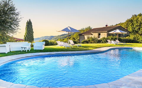 Rufina 985: Piscina, Blu, Acqua, Mobili Da Esterno, Ricorrere, Eco Hotel, Landscaping, Estate, Villa, Resort Citta '