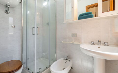Villa sulla Roccia: Bagno, Idraulico Fixture, Lavandino Del Bagno, Pavimentazione, Pavimento, Interior Design, Lavello, Rubinetto, Gabinetto, Idraulico