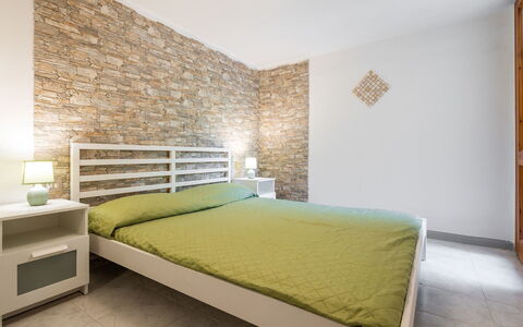 Villa sulla Roccia: Letto, Camera Da Letto, Interior Design, Mobilia, Bedding, Pavimentazione, Pavimento, Lenzuolo, Legna, Soffitto