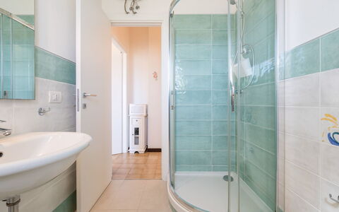 Serena: Pavimentazione, Interior Design, Idraulico Fixture, Pavimento, Bagno, Soffitto, Idraulico, Camera, Rubinetto, Lavandino Del Bagno