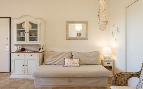 Serena: Mobilia, Interior Design, Divano, Pavimentazione, Camera, Pavimento, Legna, Soggiorno, Illuminazione, Tessile