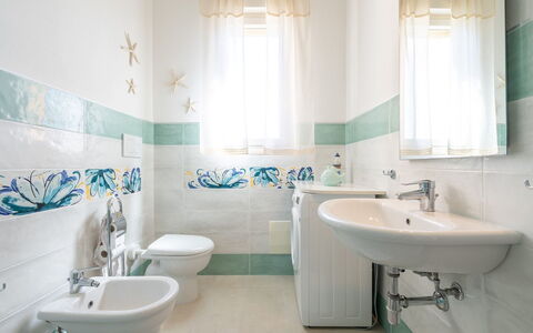 Serena: Blu, Pavimentazione, Idraulico Fixture, Pavimento, Interior Design, Piastrella, Bagno, Rubinetto, Idraulico, Porcellana