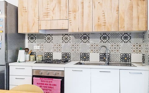 Last Sun Roccella: Pavimentazione, Cucina, Interior Design, Pavimento, Piastrella, Cabinetry, Camera, Controsoffitto, Credenza