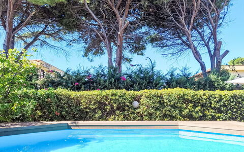 Last Sun Roccella: Blu, Piscina, Arbusto, Giardino, Shade, Landscaping, Ricorrere, Backyard, Eco Hotel, Cortile