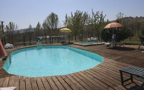 Casale dei Ciliegi: Piscina, Mobilia, Mobili Da Esterno, Materiale Composito, Ricorrere, Sedia, Deck, Tempo Libero, Eco Hotel, Shade