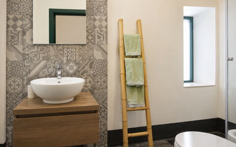 Villa Chiaramonte Gulfi: Pavimentazione, Bagno, Pavimento, Idraulico Fixture, Lavandino Del Bagno, Interior Design, Lavello, Piastrella, Marrone, Idraulico