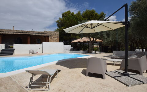Villa Chiaramonte Gulfi: Shade, Piscina, Mobili Da Esterno, Ombrello, Calcestruzzo, Lettino, Ricorrere, Design, Eco Hotel, Struttura Esterna
